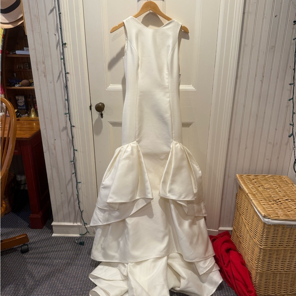 Vera Wang Ivory Satin Mermaid Wedding Dress